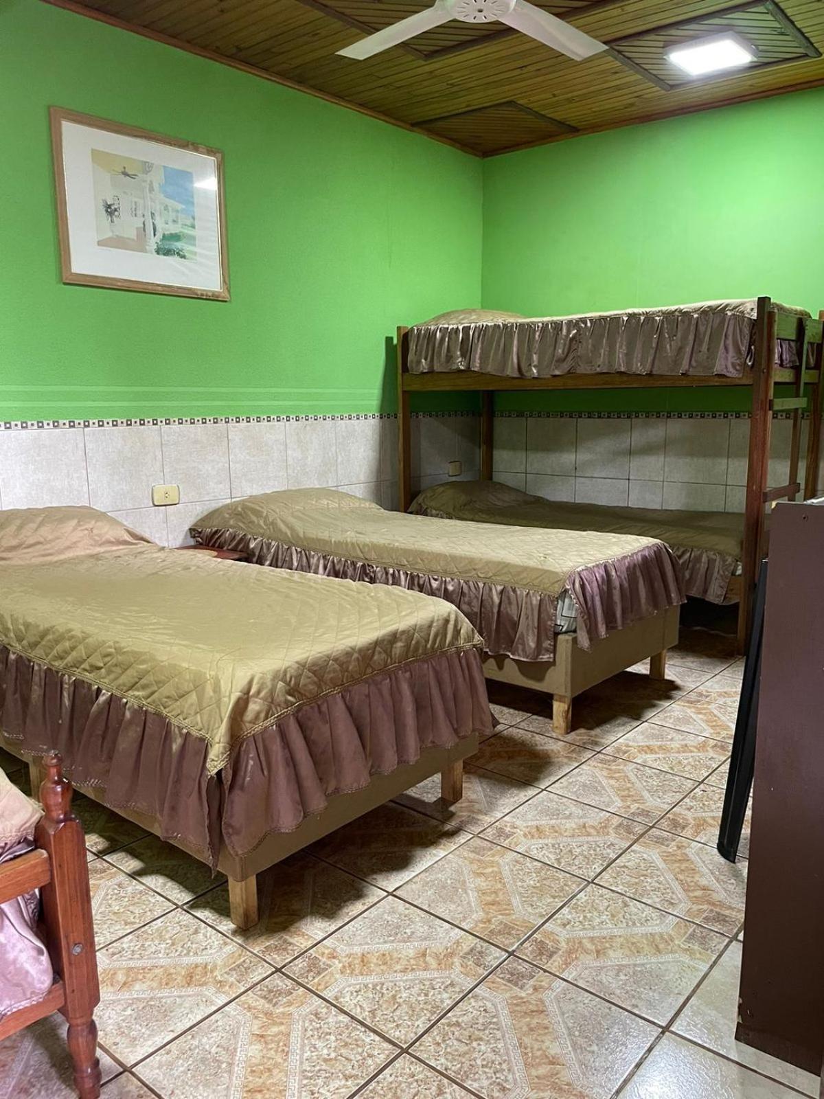 Residencial Arcoiris Hotel Puerto Iguazu Bagian luar foto