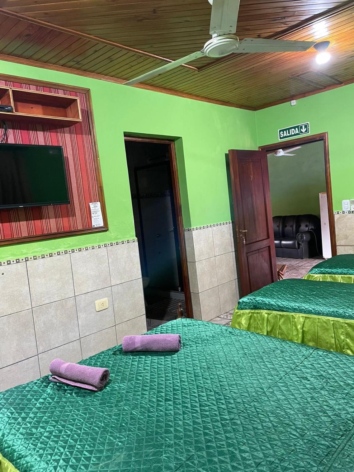 Residencial Arcoiris Hotel Puerto Iguazu Bagian luar foto