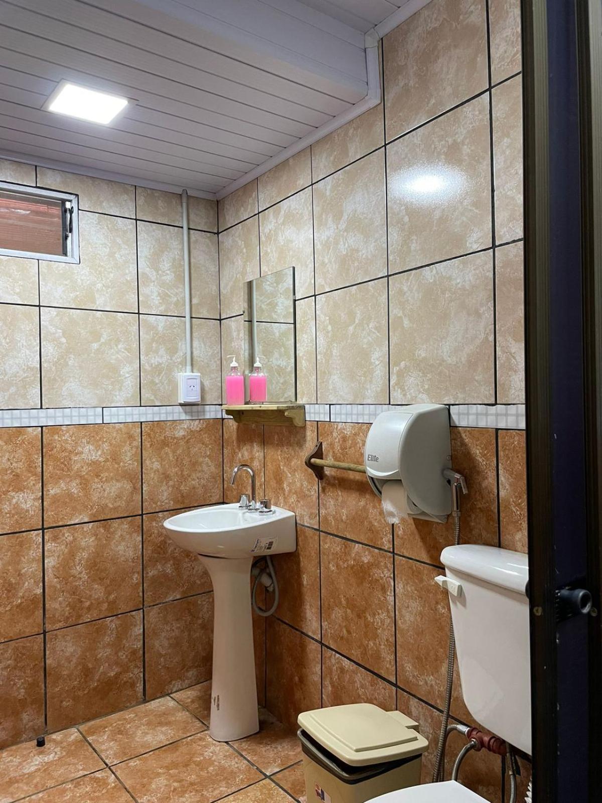 Residencial Arcoiris Hotel Puerto Iguazu Bagian luar foto