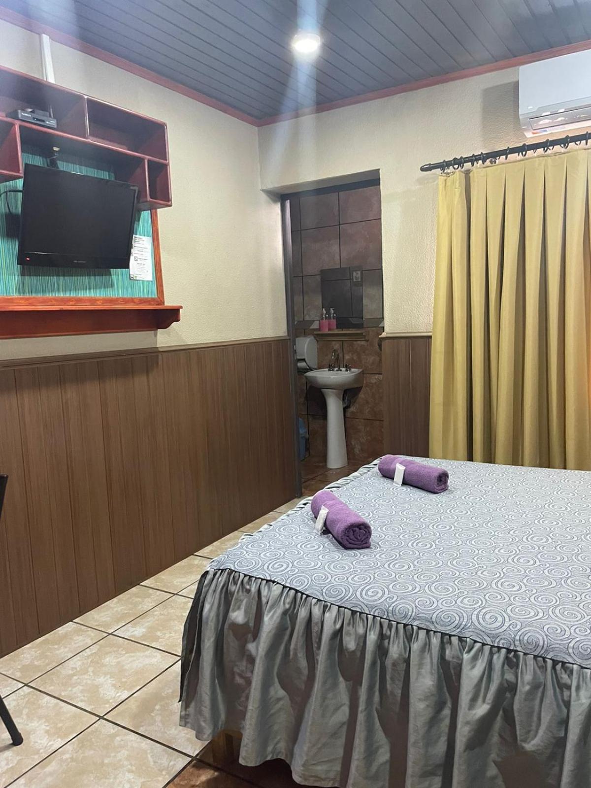 Residencial Arcoiris Hotel Puerto Iguazu Bagian luar foto