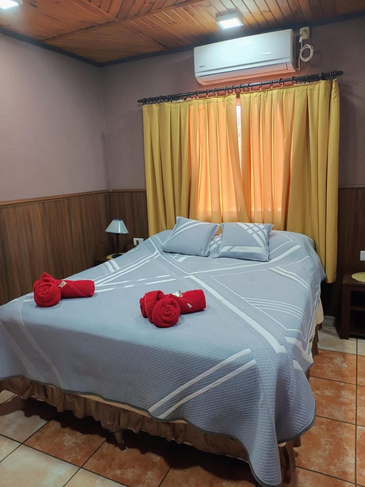 Residencial Arcoiris Hotel Puerto Iguazu Bagian luar foto